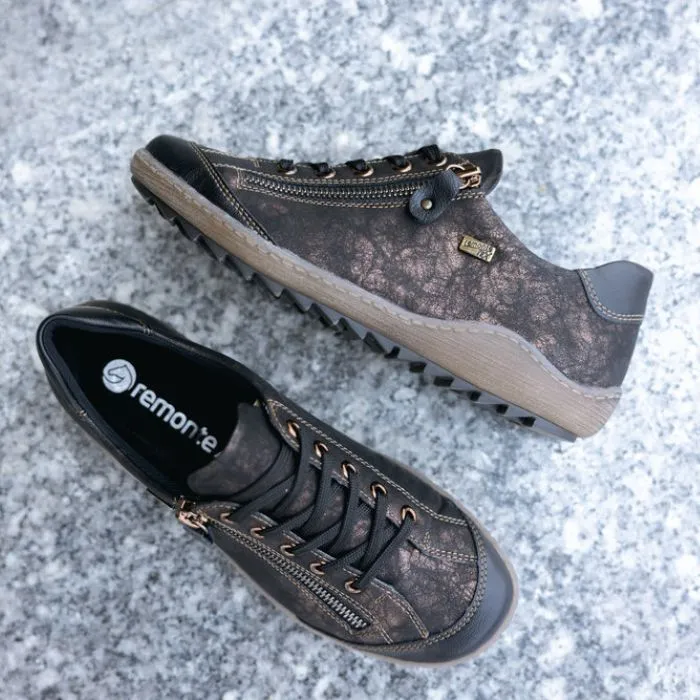 R1402 Lace-Up Sneaker